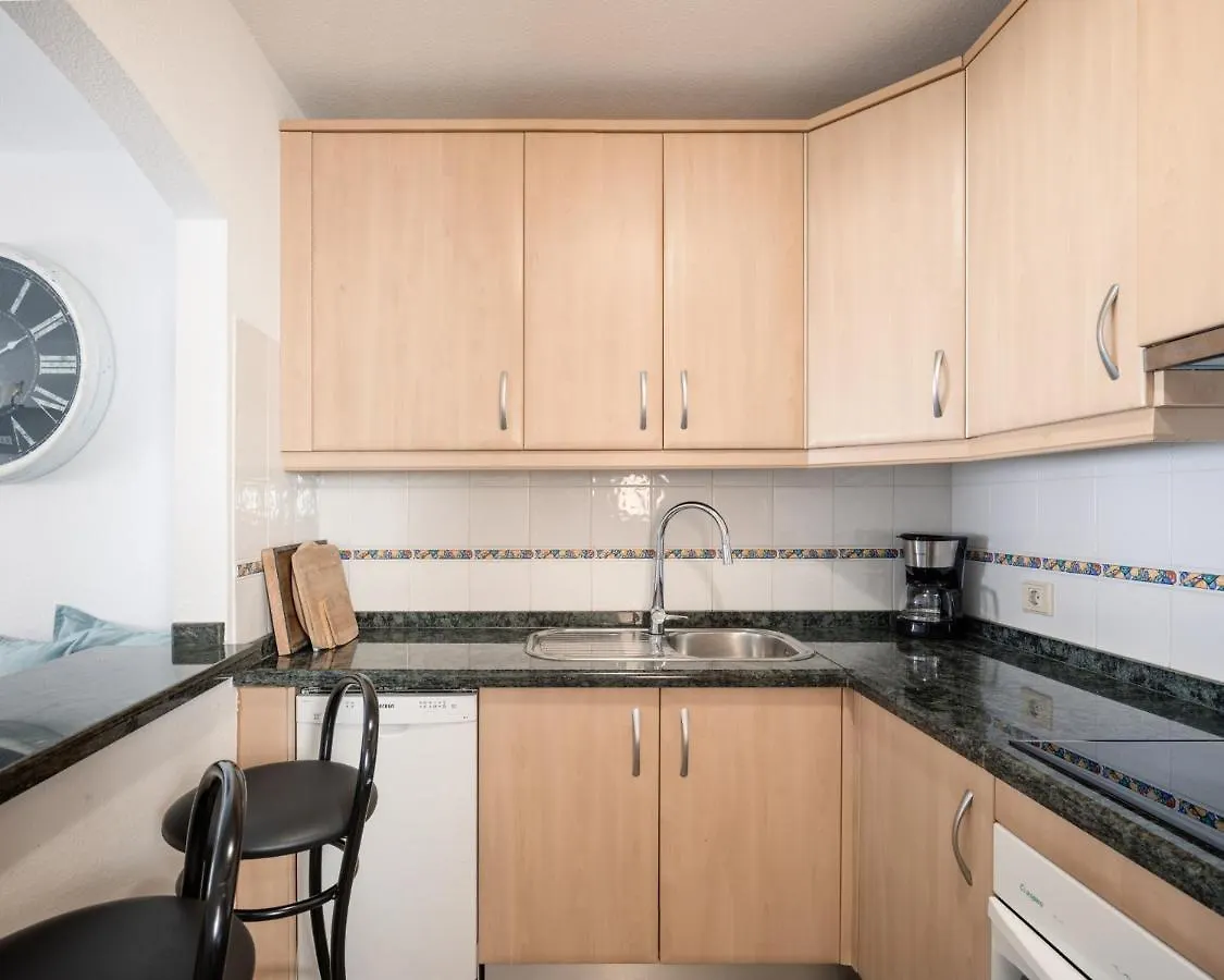 Contactos de Apartamento con piscina a 50M del mar en La Caleta
